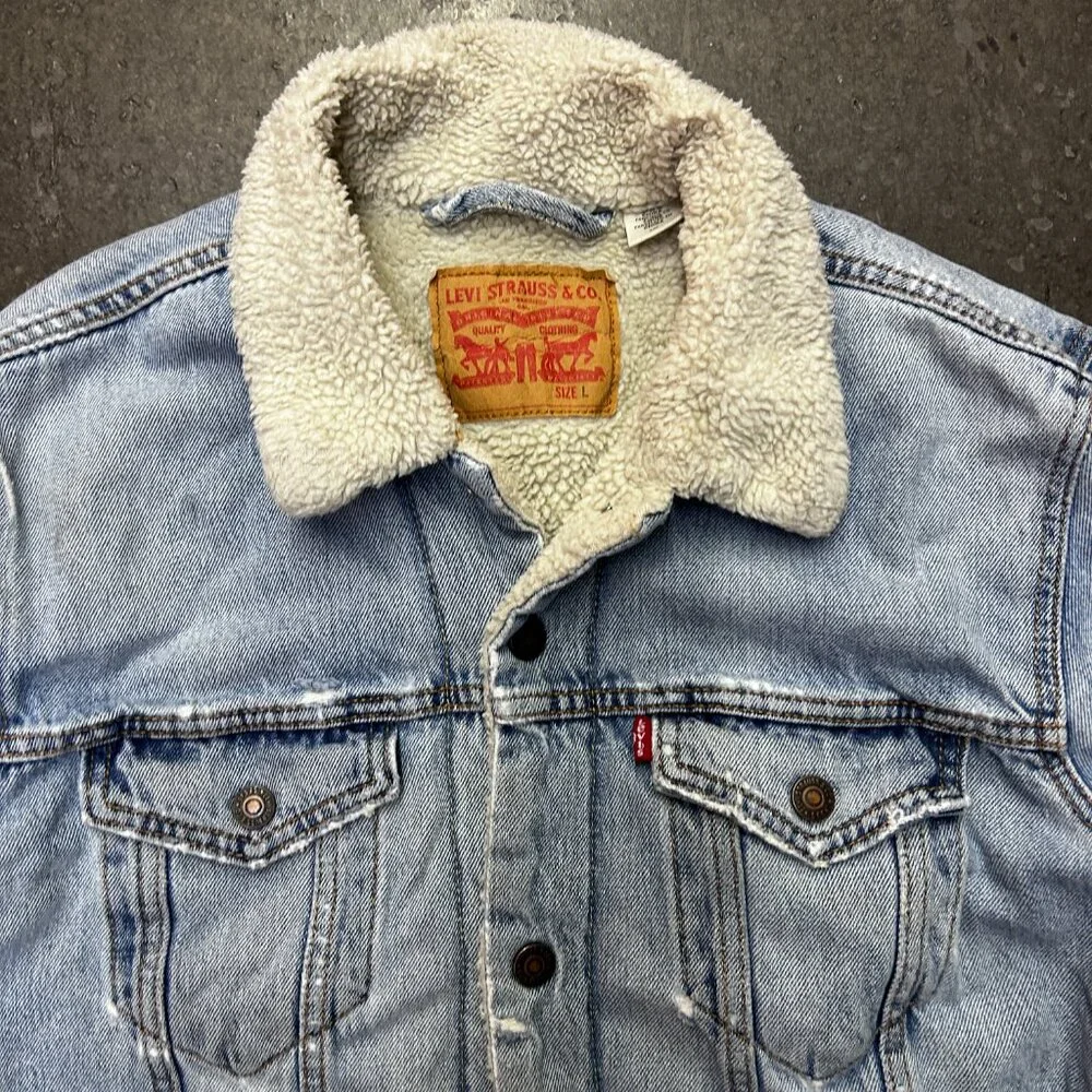 Levi’s Sherpa Lined Denim Trucker Jacket Size L Distressed Light Wash - Picture 3 of 13